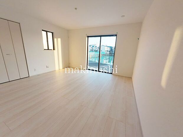 リビング窓が大きく明るいリビングです。ソファーやテレビ台が設置しやすいリビングです。対面システムキッチンなのでお料理する方とお話がしやすいです。