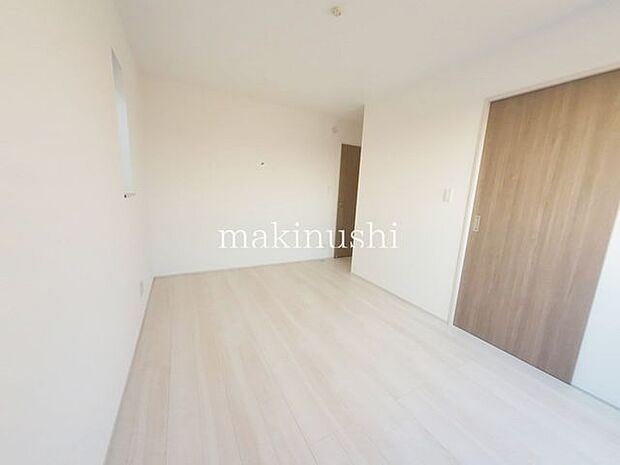 寝室ウォークインクローゼット付きで収納スペース確保