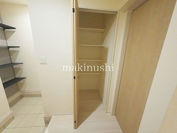 玄関シューズインクローゼット有り、場所を取るベビーカーやゴルフバック等の置場としても重宝します。