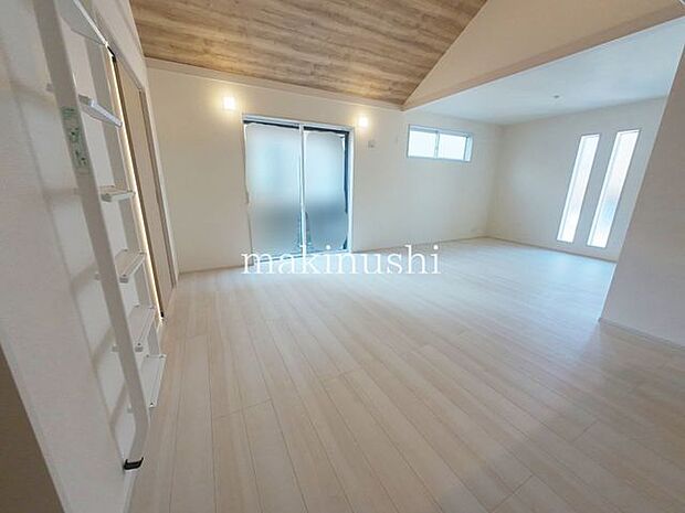 リビング約25.2帖とゆとりのあるリビングは家具の配置も自由自在、お好みのくつろぎ空間が作れます。