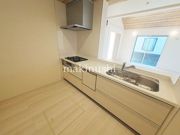 キッチン収納スペース、作業スペースが広いシステムキッチンは奥様にうれしいポイントです。