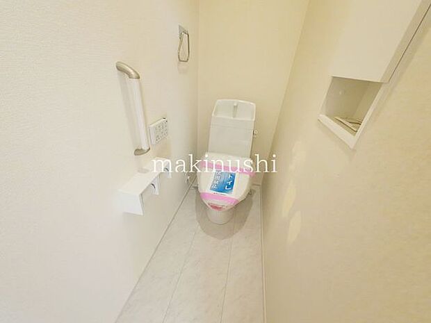 トイレ快適な温水洗浄便座付きのトイレです。毎日使うトイレが綺麗だと嬉しいですね。