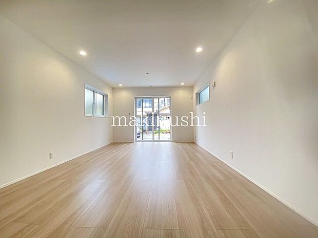 ・約18帖とゆとりのあるリビングは家具の配置も自由自在、お好みのくつろぎ空間が作れます。