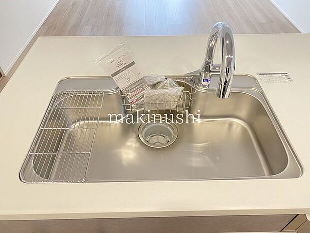 ・広々として洗い物なども使いやすいシンクです。タッチレス水栓でお洒落です♪