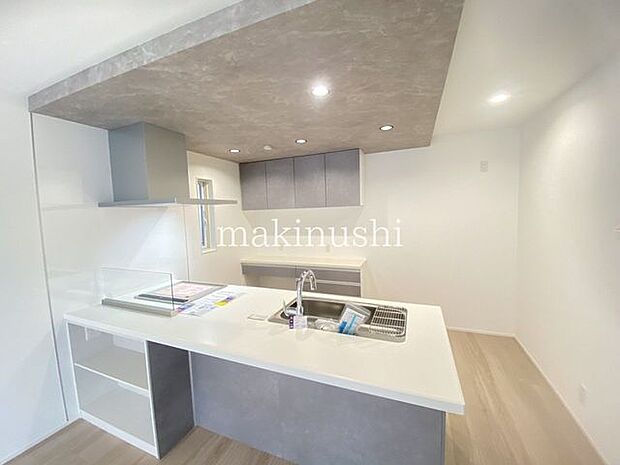 ・対面式キッチンなのでリビングにいるご家族とコミュニケーションを取りながら洗い物や、お料理が楽しめそうですね。