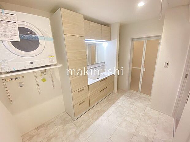 ・3面鏡の洗面化粧台、収納豊富なので歯磨きセットや洗顔料などもスッキリ収納できます。