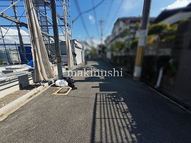・前面道路との高低差が無く、交通量も少ないので日々の車の出し入れも安心です。