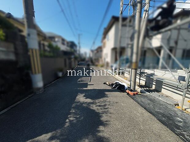 ・前面道路との高低差が無く、交通量も少ないので日々の車の出し入れも安心です。