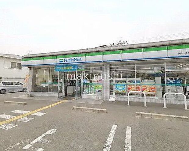 ファミリーマート狭山山本東店 徒歩10分。 770m