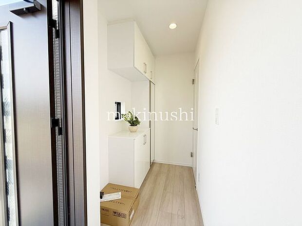 ・収納力のあるシューズボックスで玄関はスッキリ。鏡付きなので毎朝、身だしなみもチェックできますね。