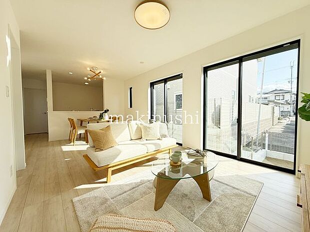 ・忙しい朝も家族が揃って食事をして頂けるダイニングスペース。美味しいお料理と家族の会話が楽しめます。