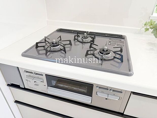 ・煮込みや炒め物等、異なる調理を同時進行できる三口コンロ。手早くお料理して時間を節約したい方に必須の設備です。
