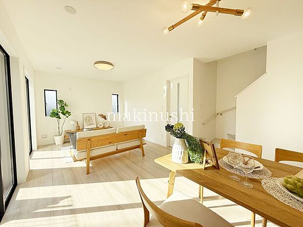 ・2面採光の明るいお部屋、お日様の光とさわやかな風をたっぷり取り込めます。気になるお部屋の換気もしっかりできますね。
