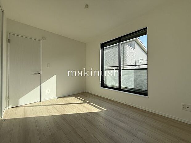 明るい洋室です。寝室にもお子様のお部屋にもご利用頂けます。