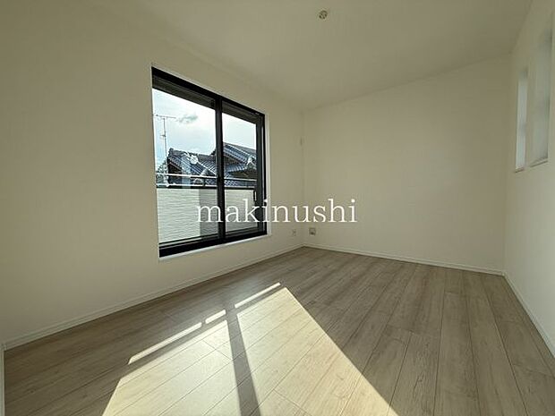 明るい洋室です。寝室にもお子様のお部屋にもご利用頂けます。