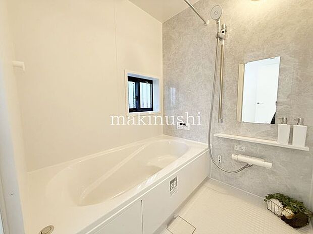 ・光が差し込む明るいバスルーム、換気ができ、カビ対策にもなりますね。