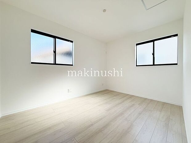 ・白いクロスがシンプルな洋室はアレンジしやすいので住まう人のセンスの見せ所です。お気に入りのインテリアで個性を演出できます。