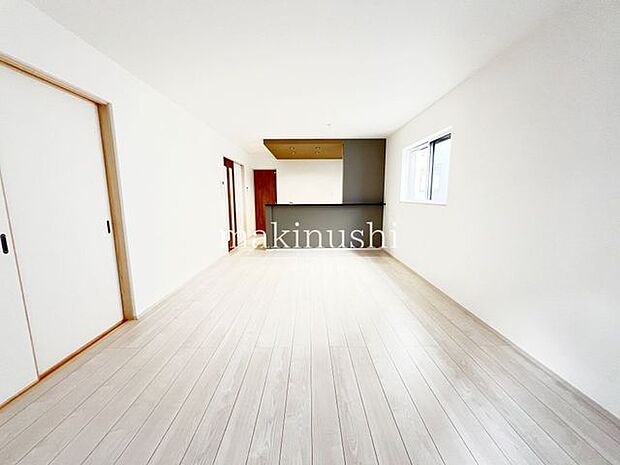 リビングリフォーム済でピカピカです。対面キッチンなので家事の間も家族とお話しやすいです。