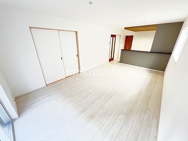 ・陽光でリビングは陽だまりの暖かさ、爽やかな風も満喫できる心地よい空間です。