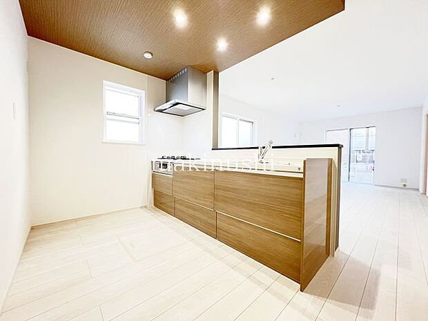 ・新しいお料理にチャレンジしたくなるピカピカのシステムキッチン、機能性と収納力のあるキッチンなら調理も快適にできます。