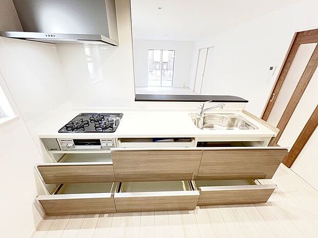 ・収納が豊富なシステムキッチンは調理道具をサッと取り出せて便利です。引き出し式であれば奥までしっかり使えます。