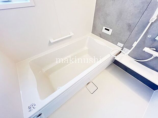 ・光が差し込む明るいバスルーム、換気ができ、カビ対策にもなりますね。