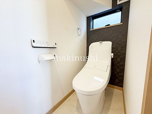 トイレ快適な温水洗浄便座付きのトイレです。毎日使うトイレが綺麗だと嬉しいですね。