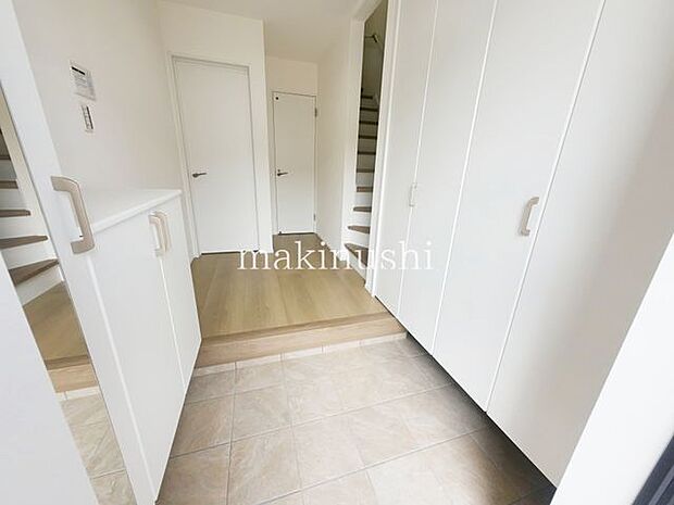 玄関収納力のあるシューズボックスで玄関はスッキリ。整頓された玄関から気持ち良くお出かけできます。