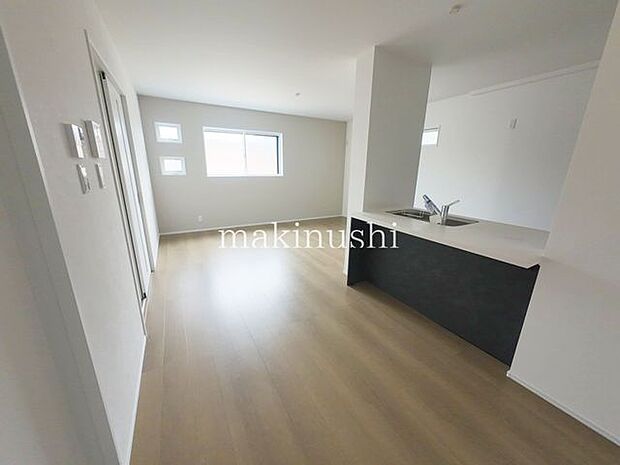 キッチンお料理しやすいシステムキッチン、フラットな天板は拭き掃除も楽にできます。