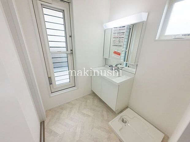 洗面忙しい朝に便利なシャワー付き洗面化粧台、大きな鏡で身だしなみのセットもOKです。