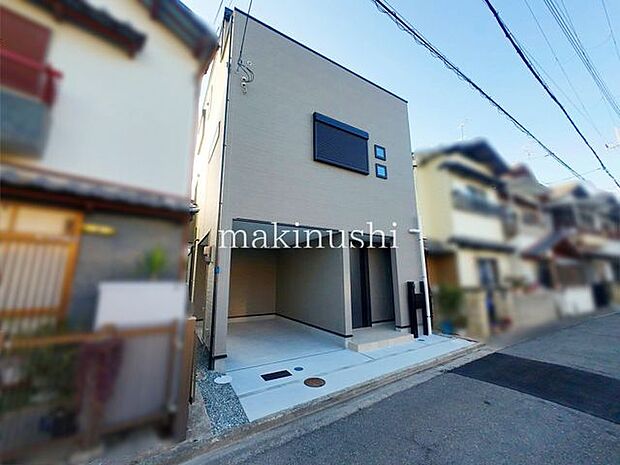 前面道路含む外観前面道路との高低差が無く、交通量も少ないので日々の車の出し入れも安心です。