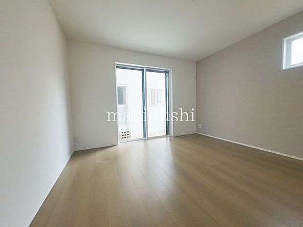 室内ホワイト系の床色と白いクロスで室内が明るく広く感じられますね。