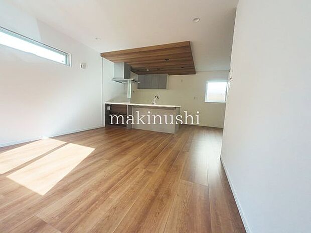 リビング対面システムキッチンなのでお料理する方とお話がしやすいです。