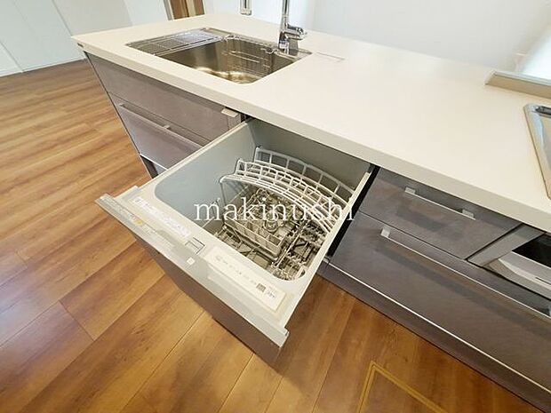 キッチンキッチンは後片付けおまかせの食洗機付き、余った時間は家族と過ごしたり、趣味の時間に使えます。