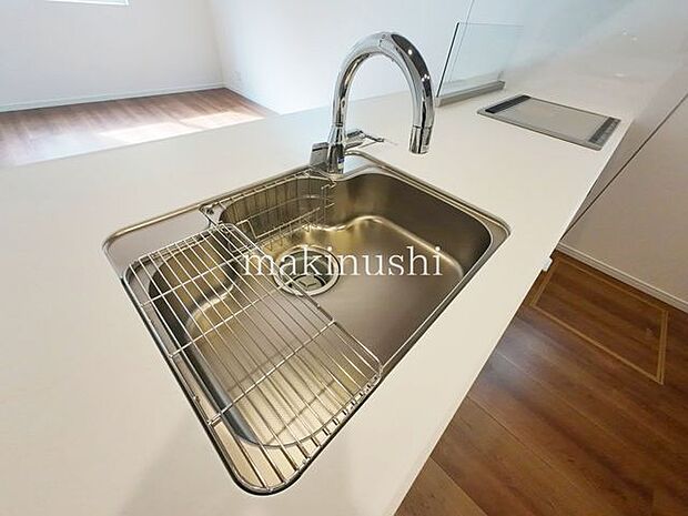 キッチン煮込みや炒め物等、異なる調理を同時進行できる三口コンロ。手早くお料理して時間を節約したい方に必須の設備です。