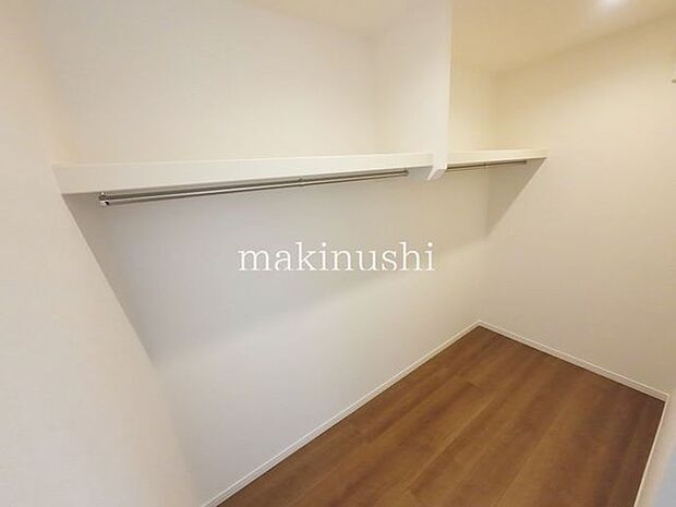 寝室ウォークインクローゼットには、衣類・小物だけではなく大きな物もマトメテ収納。