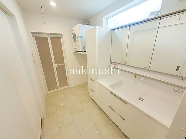 洗面3面鏡の洗面化粧台、収納豊富なので歯磨きセットや洗顔料などもスッキリ収納できます。