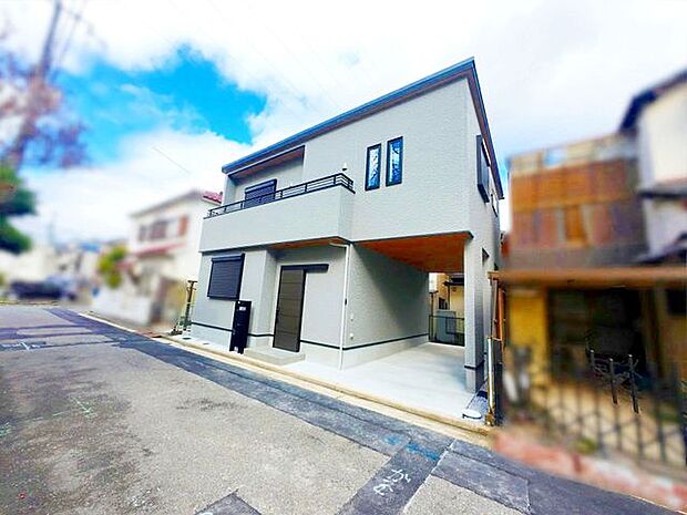 前面道路含む外観前面道路との高低差が無く、交通量も少ないので日々の車の出し入れも安心です。