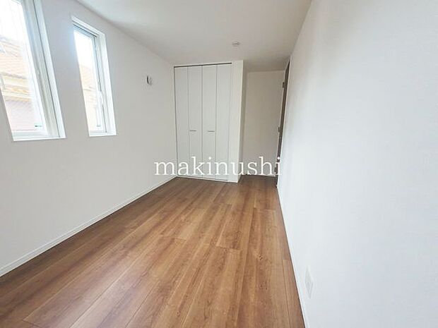 洋室約5.7帖の洋室になります家族一人ひとりの大切なプライベート空間。趣味に合わせて使って頂けるようシンプルに仕上げてあります。