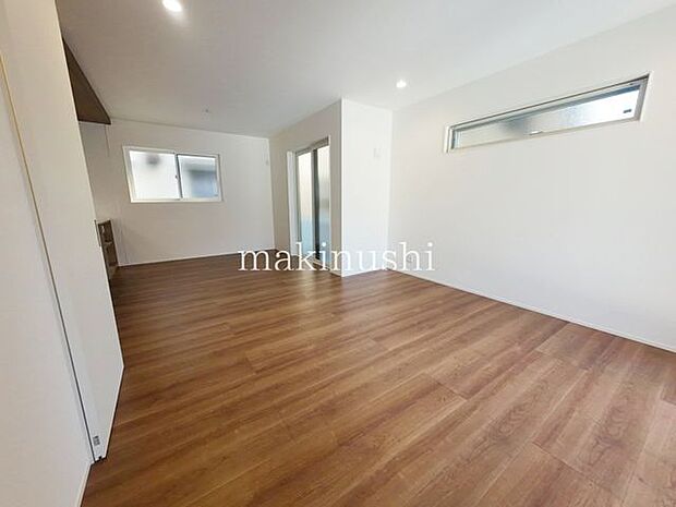 リビング窓が大きく明るいリビングです。ソファーやテレビ台が設置しやすいリビングです。対面システムキッチンなのでお料理する方とお話がしやすいです。