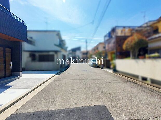 前面道路含む外観前面道路は、広くいので日々の車の出し入れも安心です。