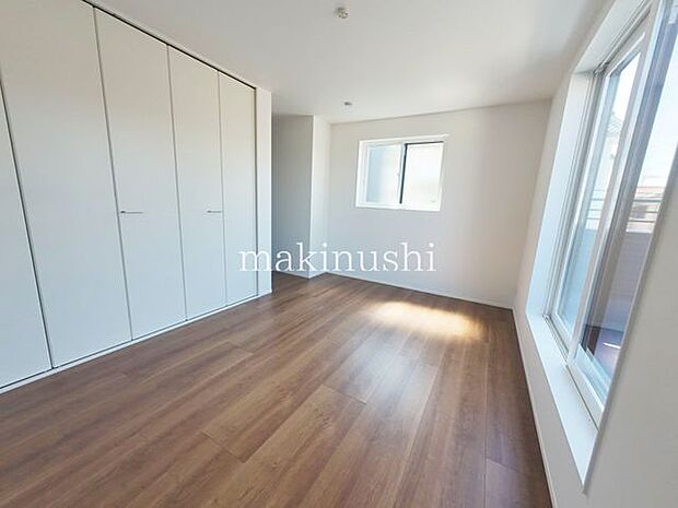 ・両面から光を取り込むことが出来る洋室です。ご夫婦の寝室にいいかがでしょうか?