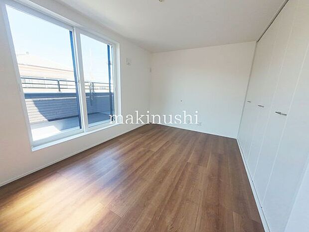 ・クローゼット付きの洋室、お気に入りの洋服を畳まず収納できます、収納ボックスなどを配置して使えば、多様な使い方が出来、収納の幅が広がります。