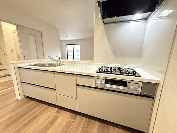 キッチン煮込みや炒め物等、異なる調理を同時進行できる三口コンロ。手早くお料理して時間を節約したい方に必須の設備です。