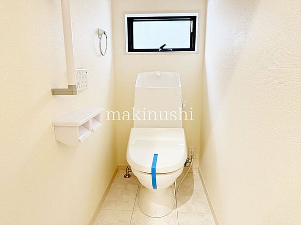 トイレトイレは1階と2階にあります、夜のおトイレも階段を上り下りしないですみますね。