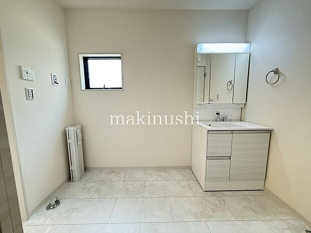 洗面3面鏡の洗面化粧台、収納豊富なので歯磨きセットや洗顔料などもスッキリ収納できます。