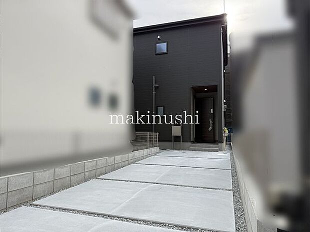 駐車場前面道路との高低差が無く、日々の車の出し入れも安心です。