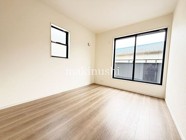 洋室約57帖の洋室になりますホワイト系の床色と白いクロスで室内が明るく広く感じられますね。