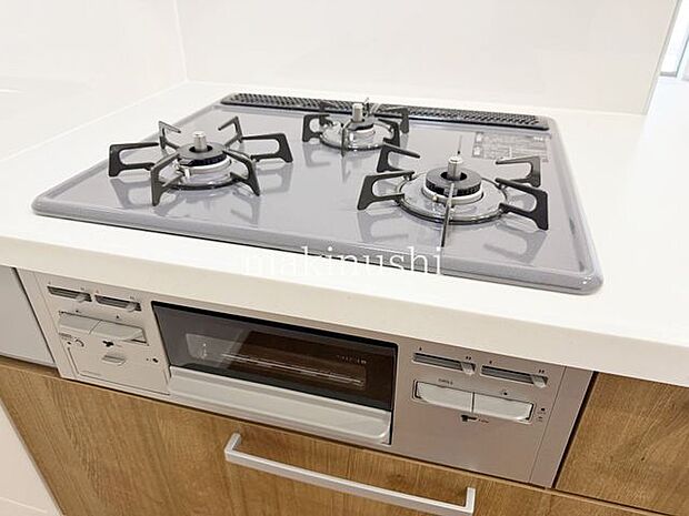キッチン煮込みや炒め物等、異なる調理を同時進行できる三口コンロ。手早くお料理して時間を節約したい方に必須の設備です。