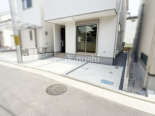 駐車場前面道路との高低差が無く、日々の車の出し入れも安心です。